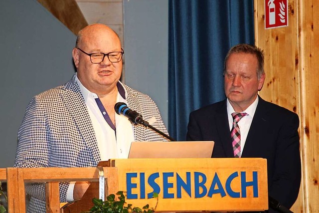 Jrgen Braun (links) dankte den Eisenb...e die Brger fr ihren Einsatz gelobt.  | Foto: Gert Brichta