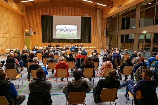 Rund 70 Personen waren zur Brgerversa...&#8220; in die Weinberghalle gekommen.  | Foto: Martin Wendel