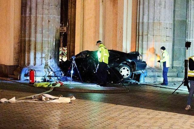 Auto kracht in Brandenburger Tor – Toter Mann im Wagen gefunden