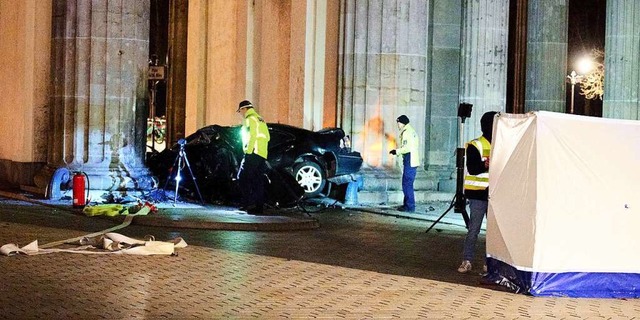 Ein Auto ist gegen eine Sule des Brandenburger Tors in Berlin gefahren.  | Foto: Annette Riedl (dpa)