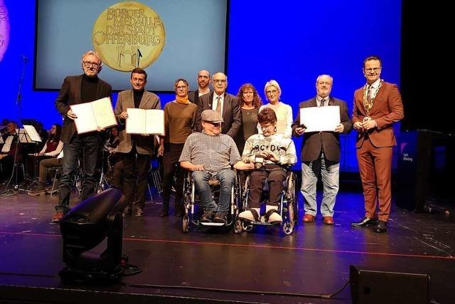 Fritz Scheuer, Karl-Heinz Körkel und die Behindertensportgruppe erhalten die Offenburger Bürgermedaille