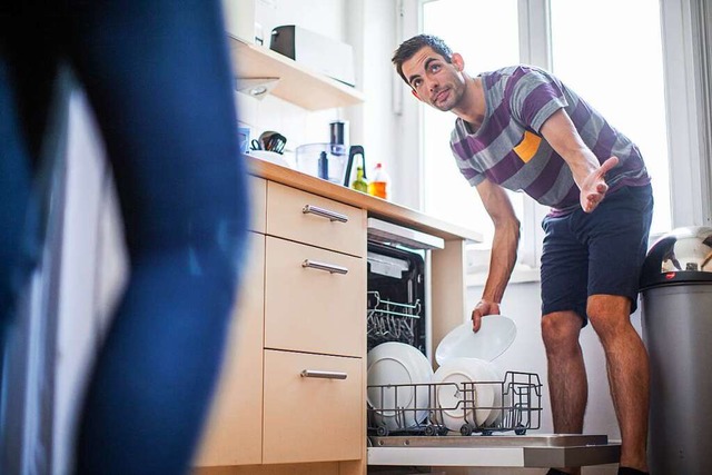 Warum hast du die Splmaschine schon w...r Hausarbeit bergen Konfliktpotenzial.  | Foto: Christin Klose (dpa)