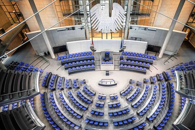 Blick in den Plenarsaal des Deutschen Bundestags in Berlin.  | Foto: Michael Kappeler