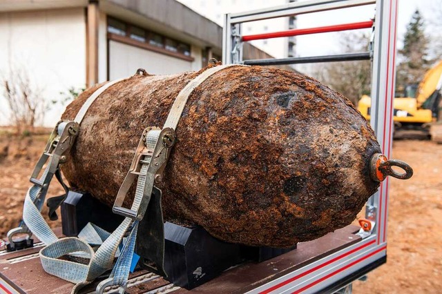 Auf dem Bild gut erkennbar: Eine Bombe aus dem Zweiten Weltkrieg.  | Foto: Silas Stein (dpa)