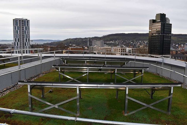 Vom Dach des Neubaus, wo Photovoltaik-... hat man einen Blick ber ganze Stadt.  | Foto: Thomas Loisl Mink