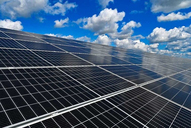 Photovoltaik ist eine der mglichen Energiequellen fr eine Genossenschaft.  | Foto: Patrick Pleul (dpa)