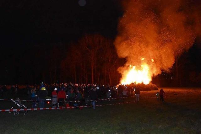 Gundelfinger Feuerwehr verbrennt Weihnachtsbume an neuem Ort