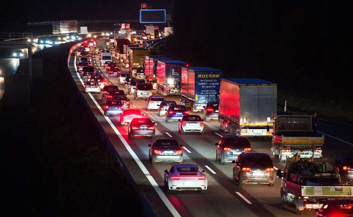 Rund um den gesperrten Engelbergtunnel bei Stuttgart gibt es Stau. (Symbolbild)  | Foto: Silas Stein