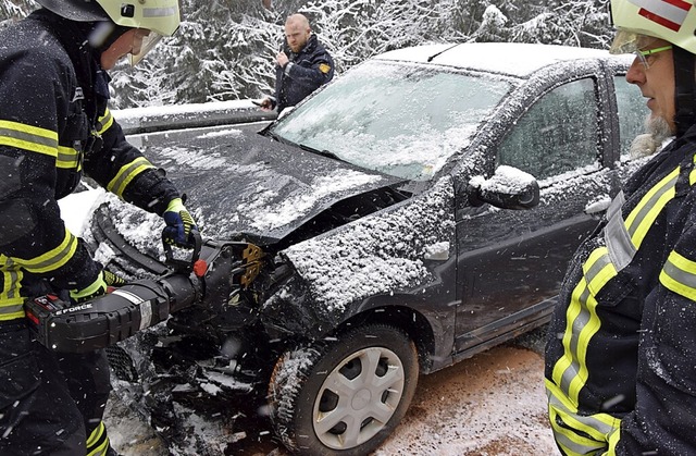 Zwei Fahrzeuge rutschten auf der L172 ... Die Insassen wurden leicht verletzt.   | Foto: kamera24