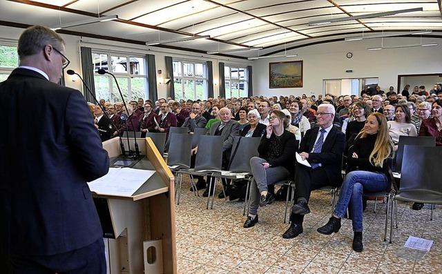 Rckblick und Ausblick gehrten zur Ne...ckermann in der vollen Gemeindehalle.   | Foto: Volker Mnch