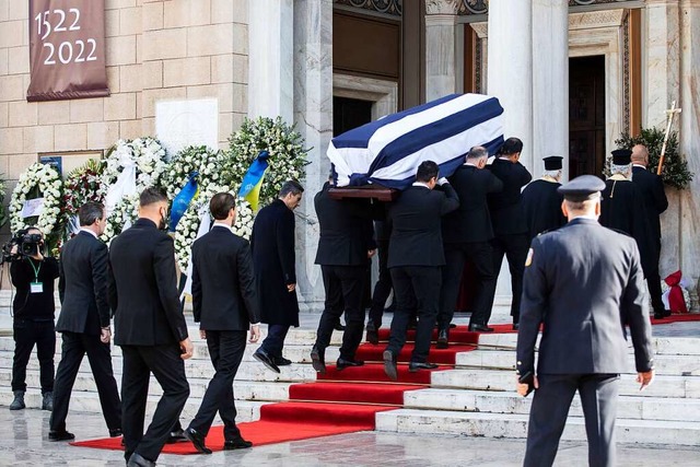 Der Sarg wird in einer Prozession zur ...lter von 82 Jahren in Athen gestorben.  | Foto: Socrates Baltagiannis (dpa)