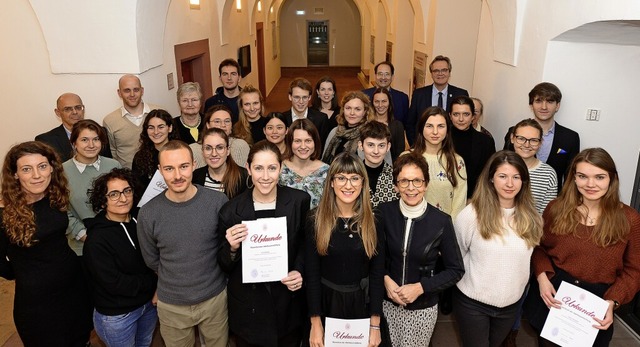 Gefrderte und Frderer zeigt dieses Gruppenfoto.  | Foto: Ingo Schneider