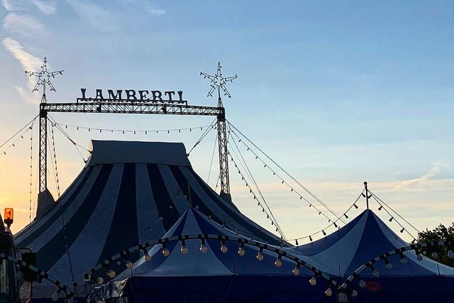 Unbekannte haben das Zelt des Zirkus L...taucht &#8211; aber stark beschdigt.   | Foto: Simone Hhl