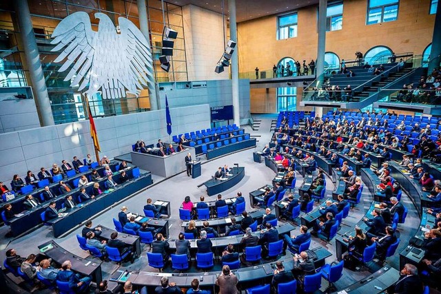 Soll kleiner werden: der Bundestag  | Foto: Michael Kappeler (dpa)