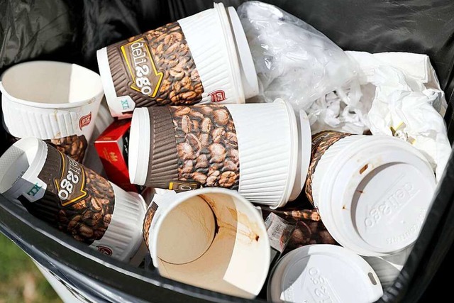 Mit der Novelle des Verpackungsgesetze...en wie Kaffeebecher verringert werden.  | Foto: Jan Woitas (dpa)