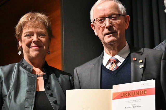 Norbert Schlegel wurde von Sabine Wlfle fr 60 Jahre aktives Musizieren geehrt.  | Foto: Markus Zimmermann