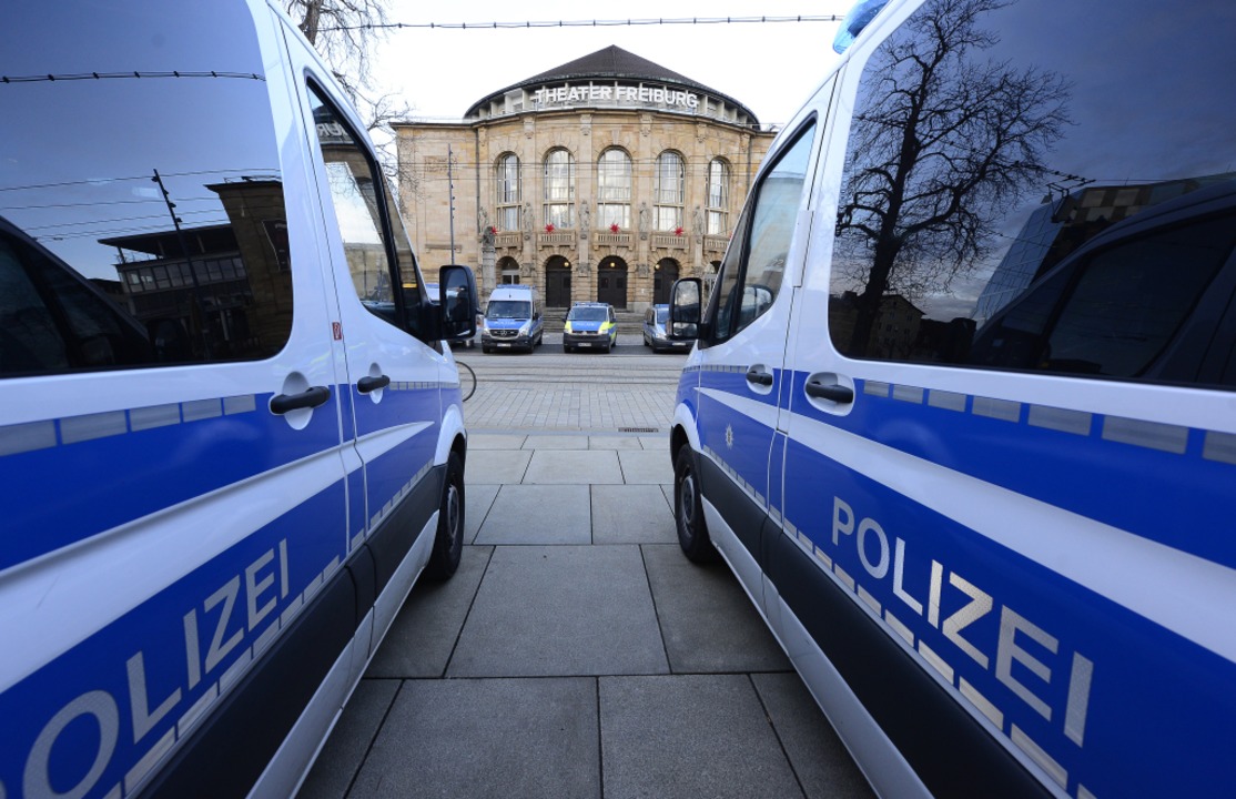 Polizei in Wartestellung am Dienstagmorgen auf dem Platz der Alten Synagoge.  | Foto: Ingo Schneider