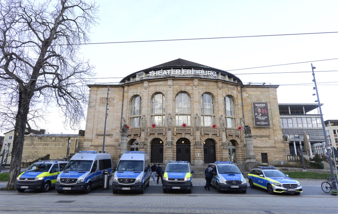 Polizeifahrzeuge stehen vor dem Theater.  | Foto: Ingo Schneider