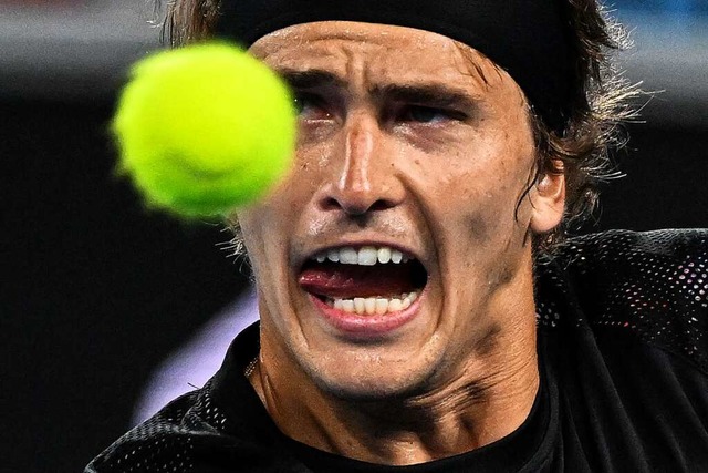 Den Ball im Blick: Alexander Zverev. D...n Folge in Melbourne die zweite Runde.  | Foto: WILLIAM WEST (AFP)