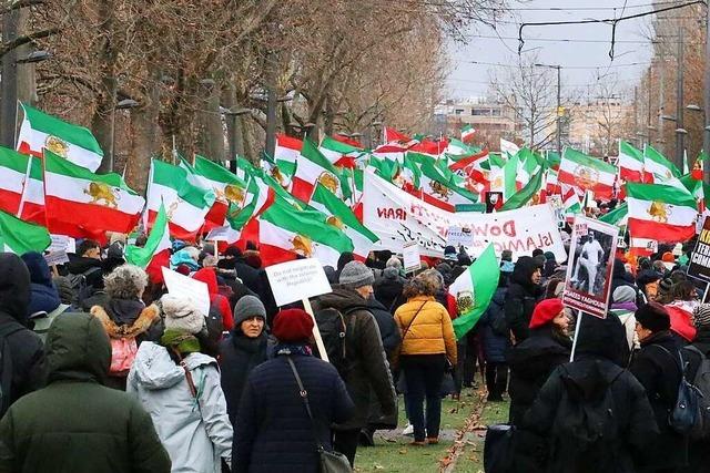 Iraner aus ganz Europa demonstrieren in Straßburg gegen das Mullah-Regime