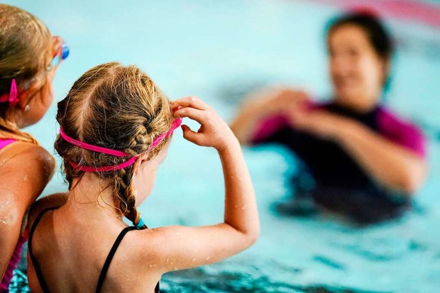 Die Volkshochschule bietet jetzt auch Schwimmkurse in Denzlingen an.  | Foto: Uwe Anspach (dpa)