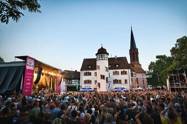 Blick auf den prall gefllten Schlossplatz  | Foto: Karo-Events