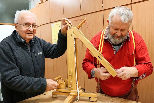 Heinz Schanz (links) ist seit fnf Jah...setzt er den Spielkran wieder instand.  | Foto: Martha Weishaar