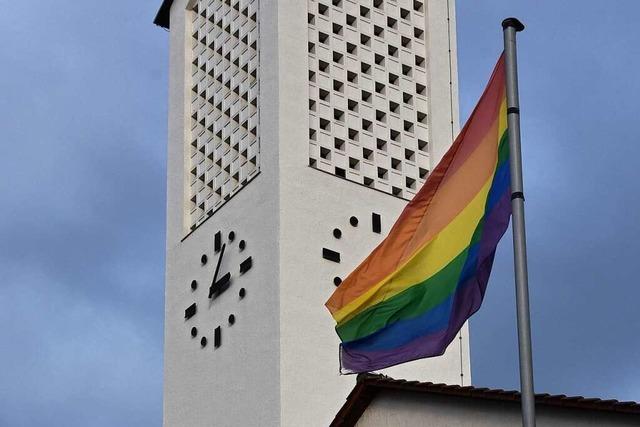 Regenbogenfahne vor der Kirche spaltet Gundelfingens Katholiken