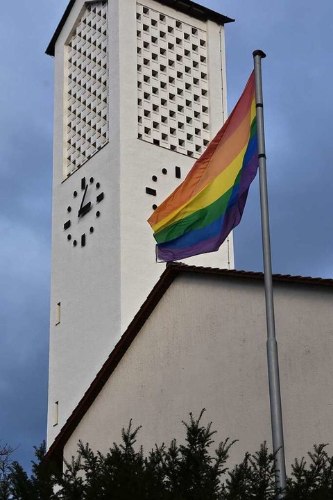 Mit der Regenbogenflagge soll ein Zeic... werden, die nicht heterosexuell sind.  | Foto: Andrea Steinhart