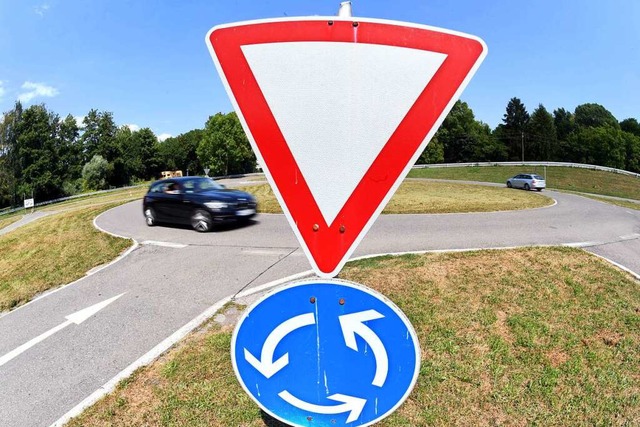 Ein neuer Kreisverkehr fr das Neubaug...en Pfannenstiel erhalten. (Symbolbild)  | Foto: Uli Deck (dpa)