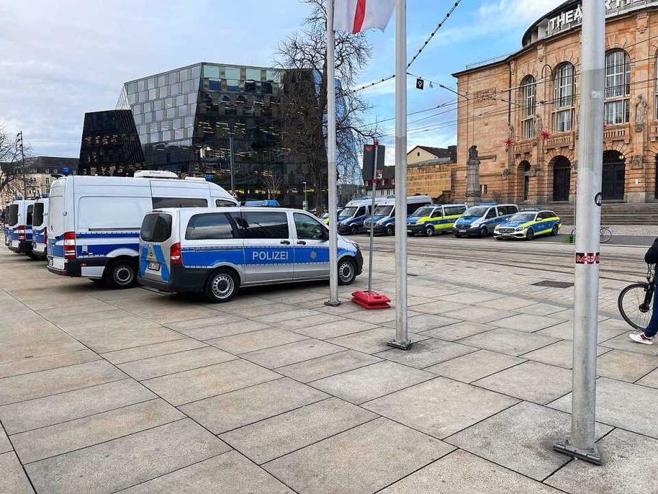Die Polizei hielt in der Nähe der Redaktion ein größeres Aufgebot bereit.  | Foto: Joachim Röderer