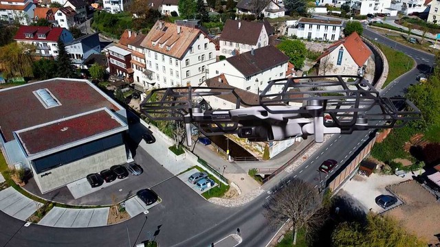 Die Drohne des Filmemachers schwebt al... sehen ist die Bebauung am Mhlenrain.  | Foto: Dieter Zbelin