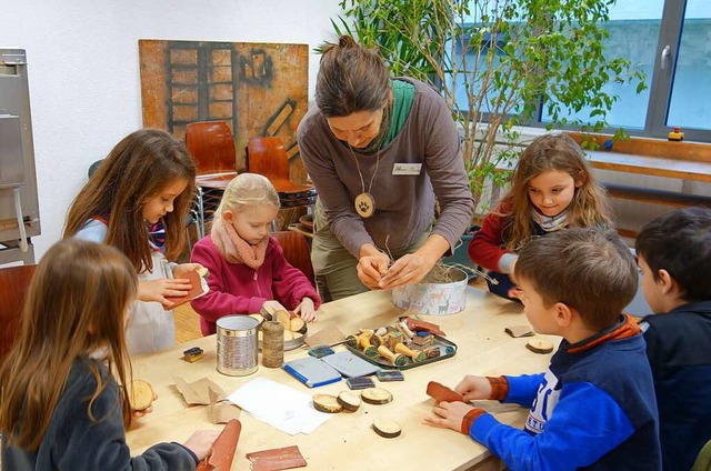 Die Kinder an der Naturparkschule Tege...beispielsweise Trittsiegel herstellen.  | Foto: Gudrun Gehr