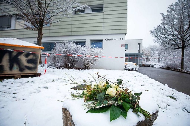 Blumen liegen im Schnee vor einer Pfle...taatsanwaltschaft wegen Mordverdachts.  | Foto: Christoph Schmidt (dpa)