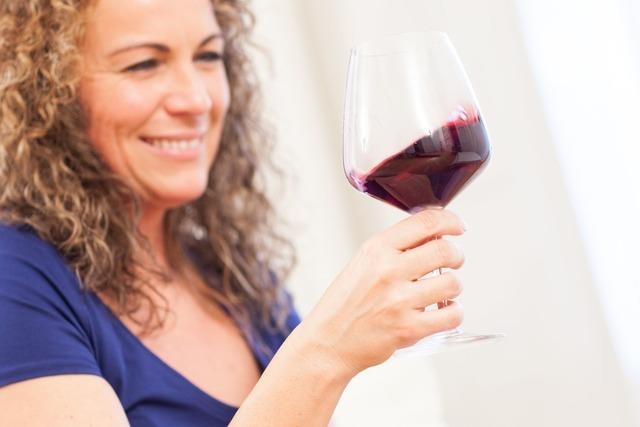 Wie Sie Wein richtig lagern, servieren und trinken