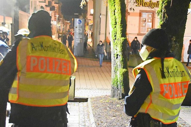 Polizisten bei einer Montagsdemo in Schopfheim  | Foto: Nicolai Kapitz