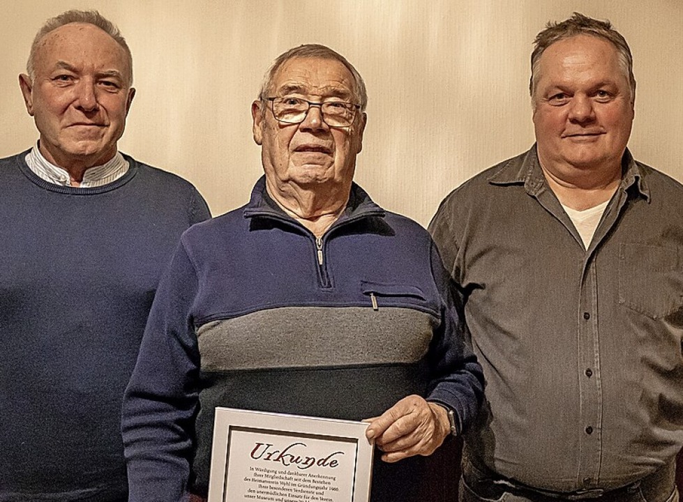 Die Vorsitzenden Manfred Burkart (link...nten Peter Bissert zum Ehrenmitglied.   | Foto: Jrgen Schweizer