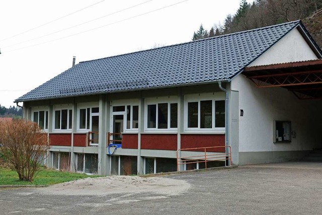 Das einstige Schulhaus in Falkensteig ...teht der Rat dem Projekt mehr Geld zu.  | Foto: Anton Schuler