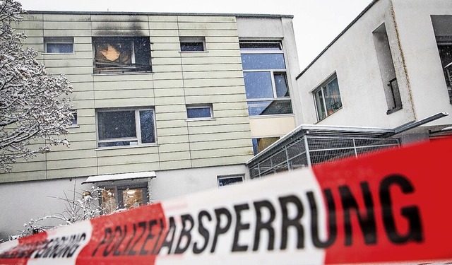 Der vom Brand betroffene Teil des Gebudes sei nicht mehr bewohnbar.  | Foto: Christoph Schmidt (dpa)