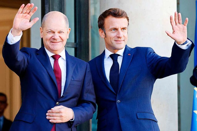Scholz (links) und Macron in vertrauter Zweisamkeit: Das sieht man nicht so oft.  | Foto: LUDOVIC MARIN (AFP)