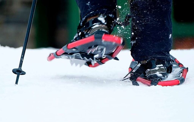 Frdert die Kondition und die Durchblutung: Schneeschuhlaufen  | Foto: Sebastian Willnow (dpa)