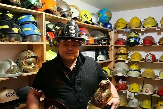 Feuerwehrmann aus Pfaffenweiler sammelt Feuerwehrhelme aus aller Welt