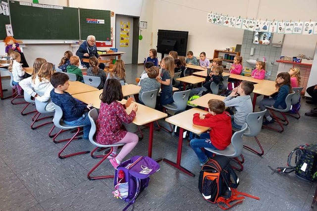 Der Liedermacher Uli Fhre beim Musizi...lsslern der Grundschule Heiligenzell.  | Foto: Katrin Wien