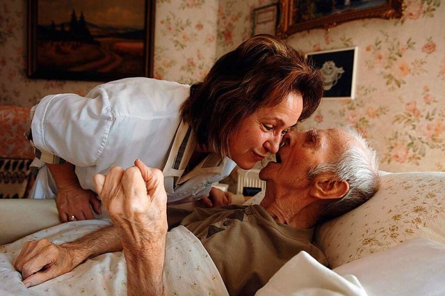 Die Pflege von Angehrigen zuhause erfordert viel Einsatz.  | Foto: Katharina Ebel