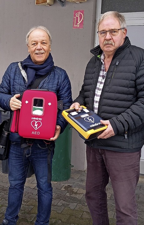 Fachbereichsleiter Peter Weiß (links) ...derle einen Defibrillator überreicht.   | Foto: Axel Kremp