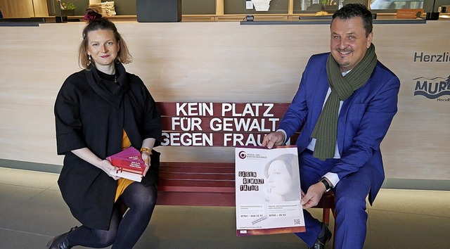 Ann-Dorothe Zhlke und Adrian Schmidl...ichen gegen Gewalt gegen Frauen setzt.  | Foto: Michael Gottstein