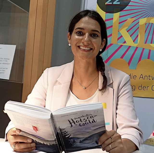 Die Autorin Sandhya Hasswani steht auf...ie liest aber aus einem anderen Buch.   | Foto: Roswitha Frey