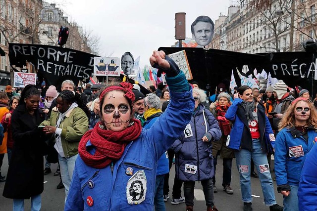 Viele Franzosen gehen derzeit auf die ...Renteneintrittsalters zu protestieren.  | Foto: Lewis Joly (dpa)