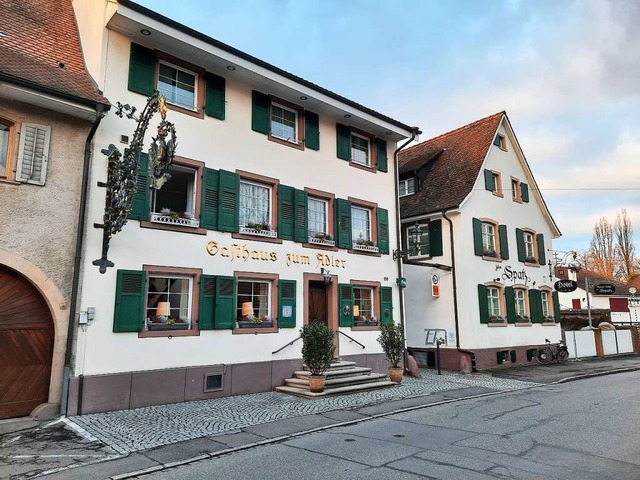 Gasthaus Zum Adler  (links) mit dem &#8222;Spatz&#8220;  | Foto: Hannes Lauber