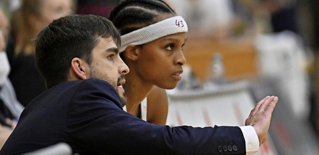 USC-Trainer Victor Herbosa gibt Leistu...ale und gestenuntermalte Anweisungen.   | Foto: Achim Keller